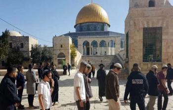 عشرات المستوطنين يقتحمون باحات المسجد الأقصى