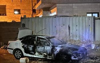 مستوطنون يهاجمون شرق رام الله ويحرقون مركبتين