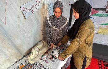 خلود وآلاء تكسران صمتهما بلوحات فنِّيَّة مطرَّزة