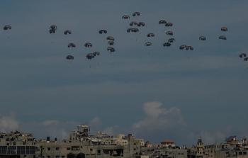 إلقاء المساعدات جوًّا فوق غزَّة... 