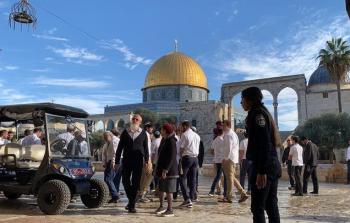 مستوطنون يقتحمون باحات المسجد الأقصى بحماية قوَّات الاحتلال