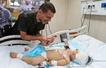 منظَّمات حقوقيَّة تنتقد قرار أمريكيّ بوقف تأشيرات العلاج لأطفال غزَّة