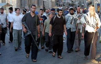 انفلات السلاح بيد المستوطنين في الضفة.. تهديد يومي للفلسطينيين بغطاء حكومي مُعلن