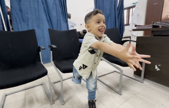 صهيب خزيق... طفل غزَّة الَّذي سرقت الحرب جزءًا من جسده