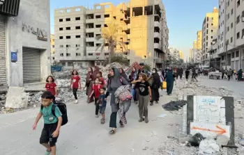 ملابسهم ممزَّقةً وأحذيتهم مهترئة... الغزيون يواجهون حربًا بلا كساء