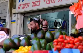 في ذروة المجاعة بغزَّة.... خضروات وفواكه تغرق الأسواق الإسرائيليَّة من 3 دول عربيَّة