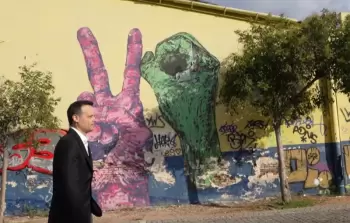 عمدة أثينا - هاريس دوكاس - صورة من حسابه الرسمي على فيسبوك