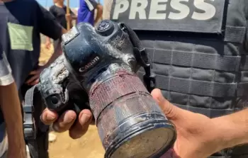 التجويع يُجبر عائلة صحفي شهيد على التفريط بأغلى ما تبقى من ذكراه