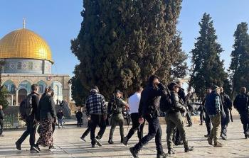 مستوطنون يقتحمون باحات المسجد الأقصى ويؤدُّون طقوسًا تلموديّة