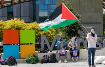 اقتحام مقر مايكروسوفت بواشنطن احتجاجًا على تعاونها مع الاحتلال.. 