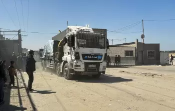 المكتب الحكومي: ما دخل إلى غزَّة 84 شاحنة فقط تعرّضت غالبيتها للنهب والسطو