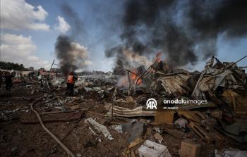 يضم 200 عائلة... الاحتلال يدمر  بـ 3 صواريخ مخيماً لإيواء النازحين في دير البلح