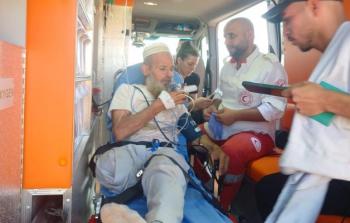 مستوطنون يعتدون على مسن مبتور القدم جنوب الخليل