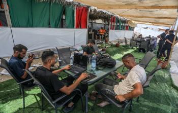 صورة أرشيفية لشبان يعملون في مقهى بخانيونس