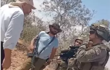 مزارعون يواجهون البؤرة الاستيطانية الأولى في 