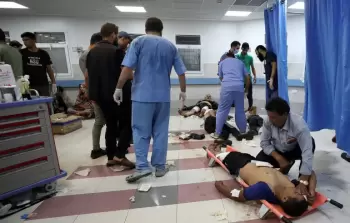 الجرحى يحتضرون على الأرض.. لا أسرّة في مستشفيات غزة