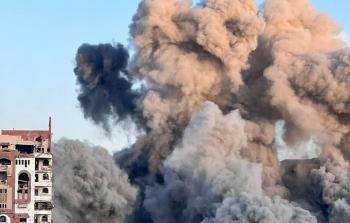 جيش الاحتلال يقصف ويدمِّر برج الرُّؤيا بمدينة غزَّة