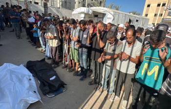 مواطنون يؤدون صلاة الجنازة على أقاربهم الشهداء