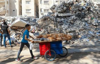 تحت وطأة الإبادة.. عمال غزة بين فقد الدخل وارتفاع تكاليف المعيشة