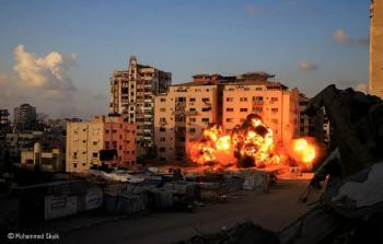 خبيران: قصف الأبراج سياسة فاشلة ضمن خطة التجميع والتجويع لتهجير الغزيين