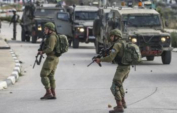 إصابة مسنة واعتقال 4 مواطنين خلال اقتحام الاحتلال عدة مناطق في الخليل