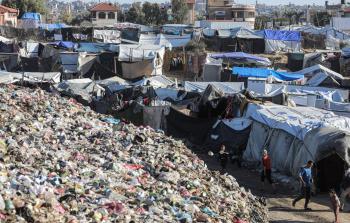 فوق مكب النفايات.. نازحون من غزة يواجهون الموت والمرض بعد فقدان المأوى