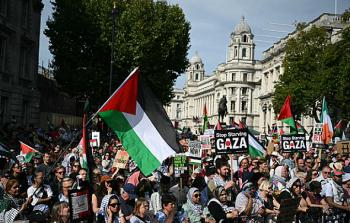 مرددين شعارات تدعو لوقف الإبادة الجماعي