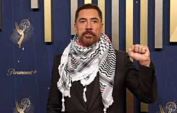 الممثل الإسباني خافيير بارديم يخطف الأنظار على السجادة الحمراء في حفل «إيمي» وهو يرتدي الكوفية الفلسطينية دعماً لغزة