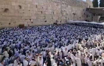 آلاف المستوطنين يقتحمون حائط البراق غرب الأقصى