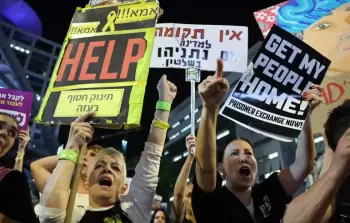 والدة أحد الأسرى تهاجم نتنياهو: 