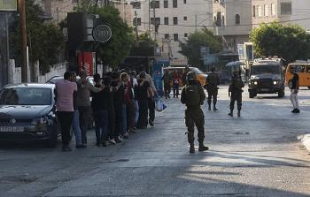 الاحتلال ينفذ حملات اعتقال شبه يومية في مناطق متفرقة من الضفة الغربية
