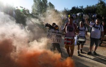 احتجاجات أمام منزل وزير التعليم 