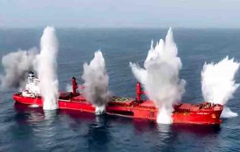 صورة أرشيفية من قصف القوات المسلحة اليمنية لسفينة نفطية كانت متجهة للاحتلال عبر البحر الأحمر