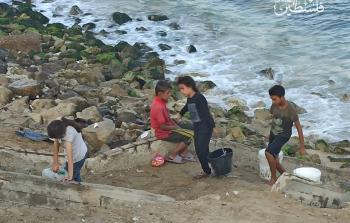 البحر آخر خيار... الغزيون بين العطش والمرض
