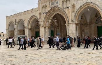 مستوطنون يقتحمون باحات المسجد الأقصى ويؤدُّون طقوسًا تلمودية