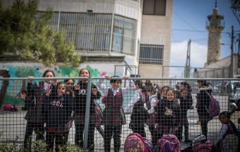 جدل المناهج والاشتراطات الأوروبية يربك العام الدراسي في الضفة