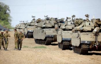 صورة أرشيفية لدبابات ومركبات عسكرية إسرائيلية على الحدود مع غزة (رويترز)