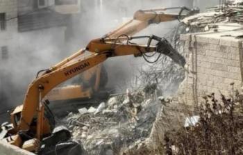 الاحتلال يهدم أسوار منزل ويجرف أرضًا في سلوان