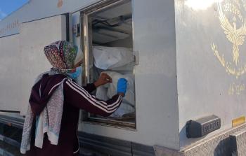 السيدة شيماء أبو عودة  تبحث عن جثمان طفلها الشهيد ريان أبو عودة