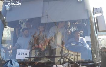 وصول الأسرى المحرَّرين إلى قطاع غزَّة وسط استقبال شعبيّ