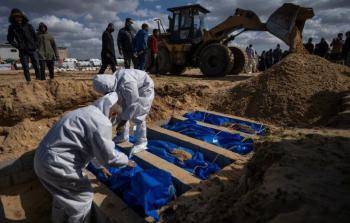 لصليب الأحمر يسلِّم 30 جثمانًا لأسرى فلسطينيين من قطاع غزة، ضمن صفقة التبادل