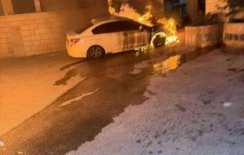 مستوطنون يحرقون مركبات المواطنين شرقي رام الله