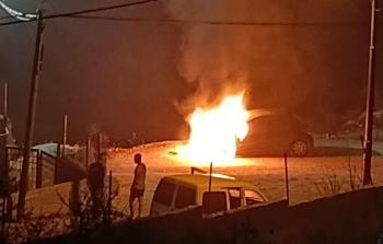 مستوطنون يحرقون مركبات فلسطينية في الخليل ورام الله