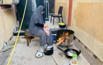 الغزيون يبتكرون وسائل بديلة للطهي والتدفئة
