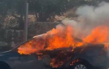 مستوطنون يحرقون مركبتين ويعتدون على مسجد بلدة دير دبروان شرق رام الله