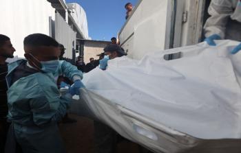 وزارة الصحة بغزة تتسلَّم جثامين 15 شهيدًا أفرج عنهم الاحتلال