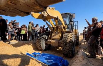 دفن جثامين عشرات الأسرى 