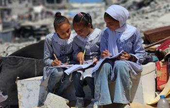 عودةٌ معلّقة… طلبة غزة ينتظرون الصفّ وسط ركام الحرب والغياب الطويل