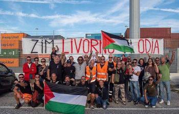 عمال ميناء إيطالي يجبرون سفينة 