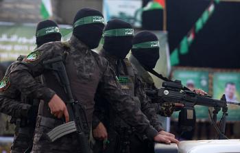 مقاتلون في كتائب القسام خلال دفعة تبادل أسرى سابقة